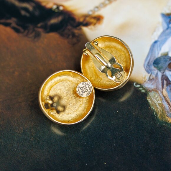 SOLD Givenchy Jumbo Simulated Pearls Clip-on earrings - Picture 4 of 5